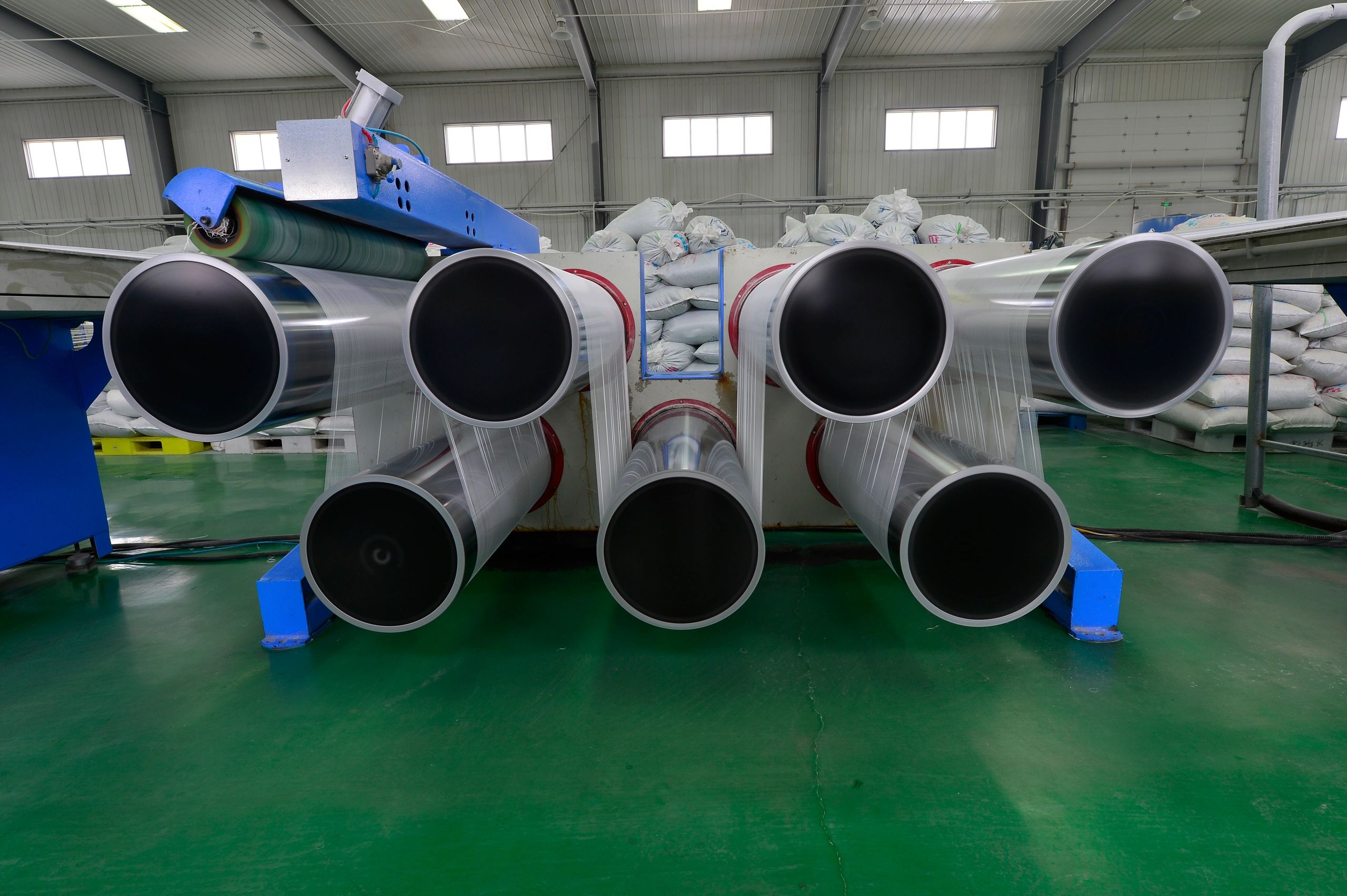 Industrial machine for wrapping beverage case and pallets